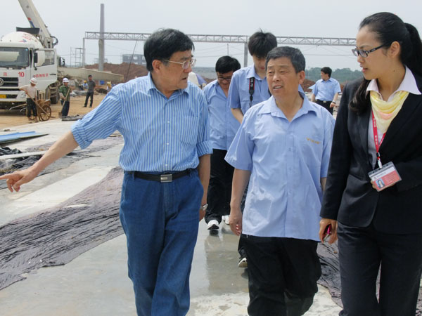 著名白酒專家高景炎再訪四特，題詞獻(xiàn)字