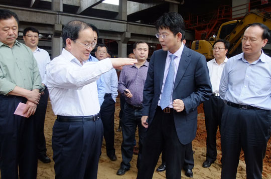 省委副書(shū)記、省長(zhǎng)鹿心社蒞臨我公司視察 實(shí)地指導(dǎo)四特科技工業(yè)園項(xiàng)目建設(shè)工作